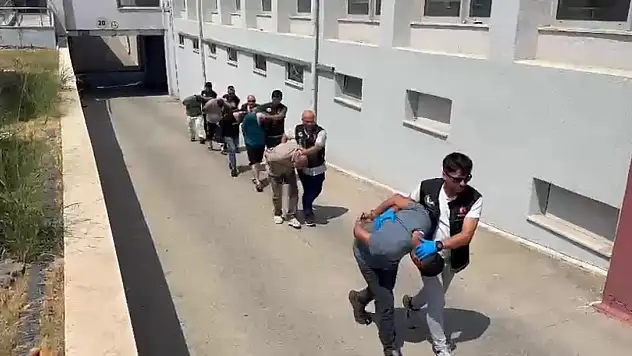 Adana'da uyuşturucu satıcılarına operasyon: Çok sayıda tutuklama!