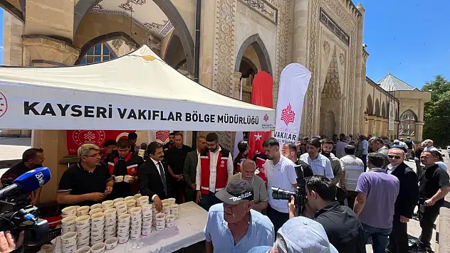 Vakıflar Genel Müdürlüğü Kayseri dahil 4 ilde eş zamanlı aşure ikramında bulundu