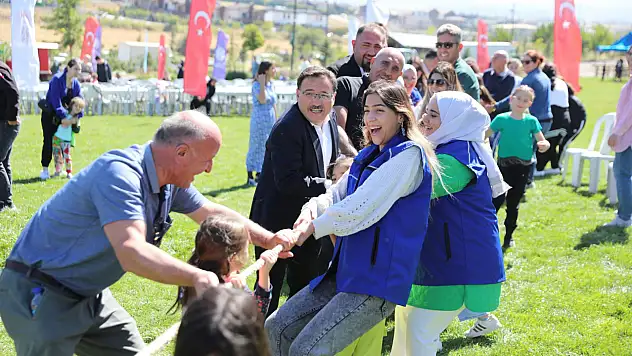 Vali baba devletin şefkatli yüzünü gösterdi