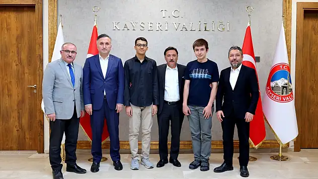 Vali Çiçek, dereceye giren öğrencilerle bir araya geldi