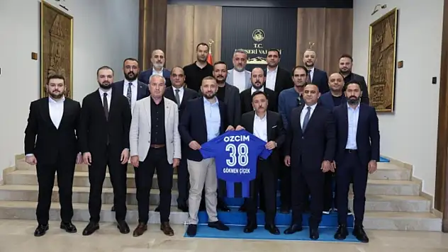 Vali Çiçek'e özel forma! Erciyes 38 FK'dan dikkat çeken ziyaret