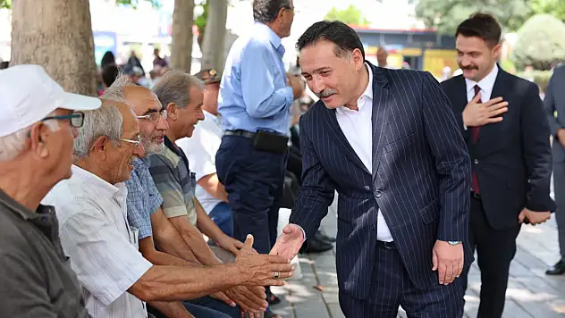 Vali Çiçek'e sevgi seli: Her gören yanına koştu!