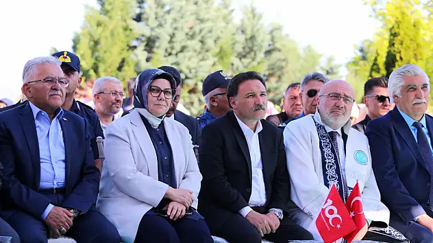 Vali Çicek, KAYÜ'de mezuniyet heyecanına ortak oldu!