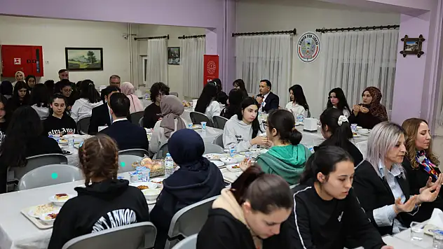 Vali Çiçek, Sümer Fen Lisesi öğrencileriyle iftar yaptı