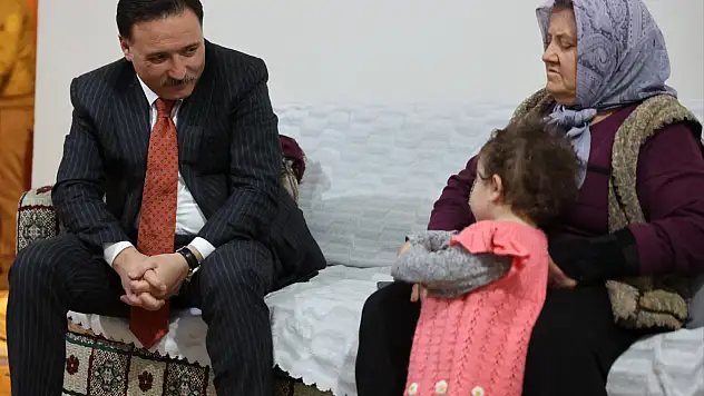 Vali Çiçek Talas'ta ev ziyaretleri gerçekleştirdi