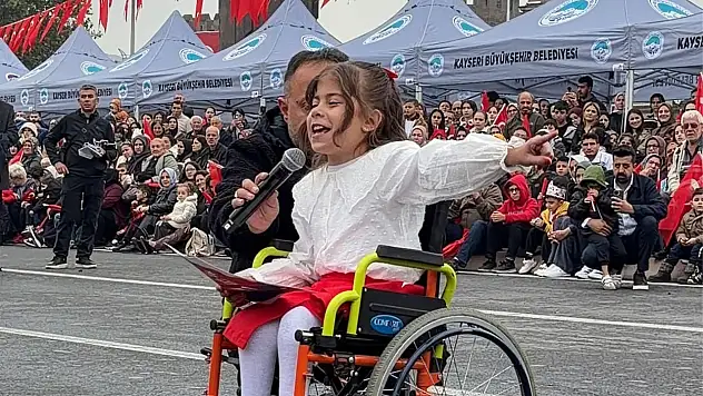 Vali Çiçek'ten 29 Ekim kutlamalarında dikkat çeken ilgi! Yürekleri ısıttı
