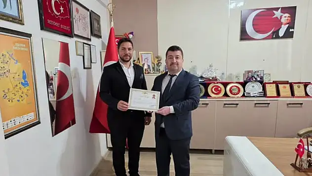 Vali Çiçek'ten okul müdürüne başarı belgesi