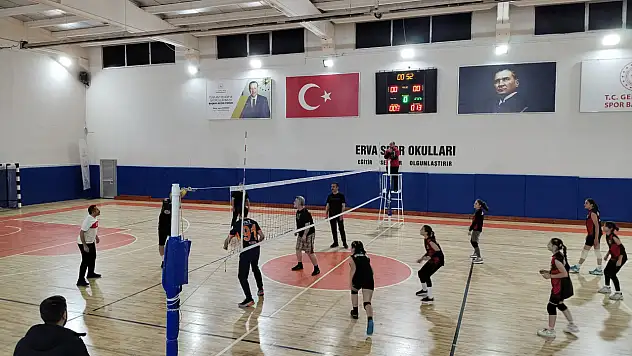 Vali Çiçek tribünden izledi: Gazeteciler ERVA'lı sporcularla maç yaptı