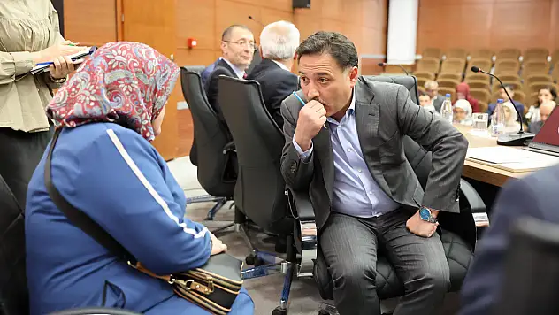 Vali Çiçek, vatandaşlarla bir araya gelmeye devam ediyor