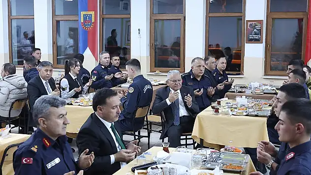 Vali Çiçek ve Başkan Büyükkılıç, jandarmanın iftar masasına konuk oldu