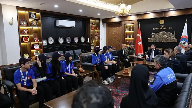 Vali Gökmen Çiçek, tekvandocuları makamında ağırladı