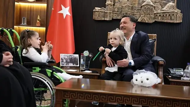 Vali Gökmen Çiçek'ten anlamlı buluşma! Rüveyda'yı makamında ağırladı