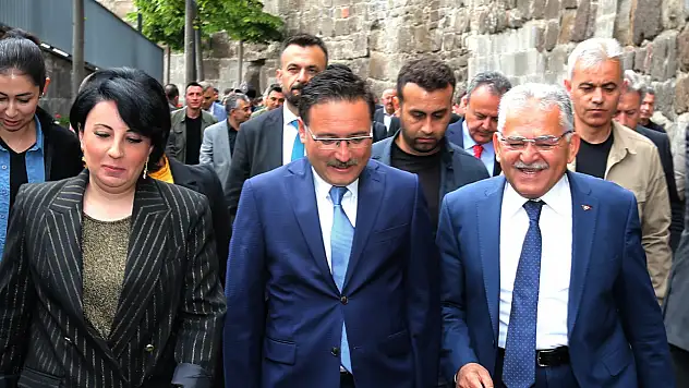 Vali hem övdü hem de teşekkür etti