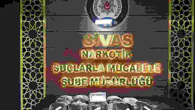 Valizden 10 kilogram uyuşturucu çıktı