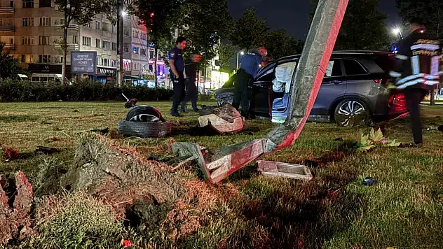 Virajı alamadı, direği devirdi! 1 yaralı