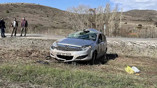 Virajı alamayarak tarlaya uçtu: Araç içerisindeki çok sayıda kişi yaralandı!