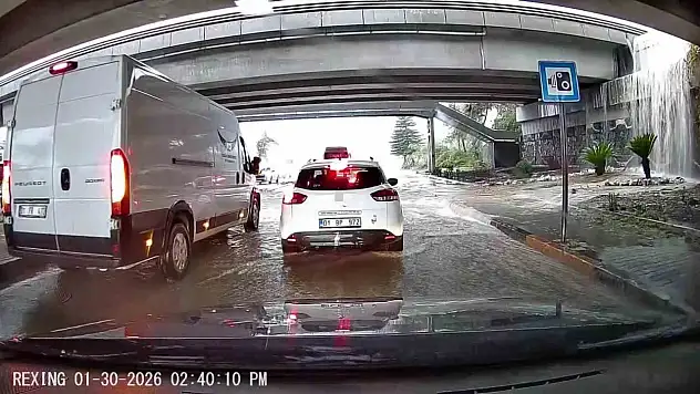 Yağmur, Adana'yı felç etti: Araçlar yolda mahsur kaldı