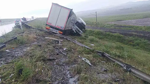 Sivas'ta yağmur kazaya neden oldu, sürücü yaralandı!