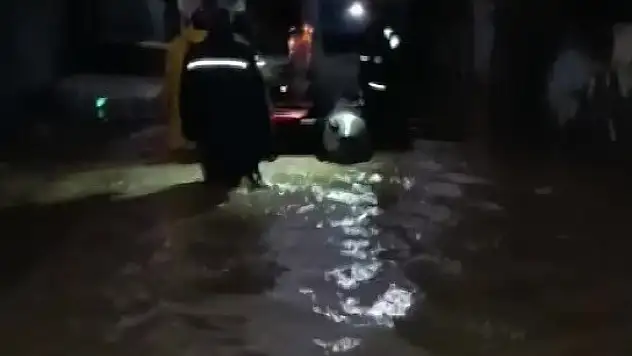 Yağmur sonrası evleri su bastı: Evlerde mahsur kalanlar kurtarıldı