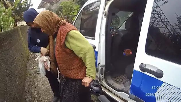 Yağmurda mahsur kaldı, zabıta ekipleri yardıma koştu