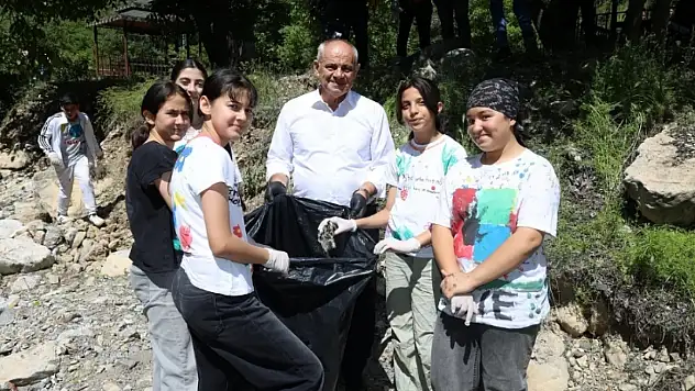 Yahyalı'da başkan öğrencilerle birlikte sahaya indi