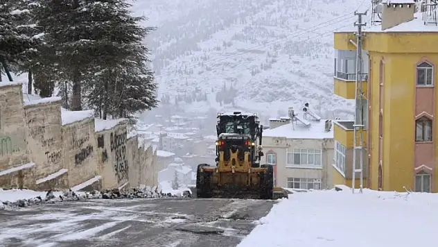 Yahyalı'da belediye ekipleri gece gündüz sahada