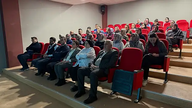 Yahyalı'da dikkat çeken seminerde doktor Yıldızoğulları sunum yaptı