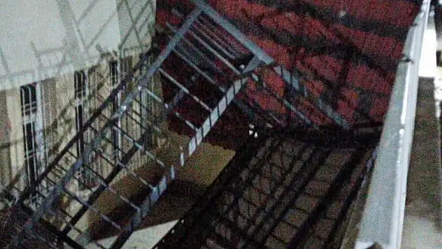 Yahyalı'da fırtına kamelyaları yerinden söktü