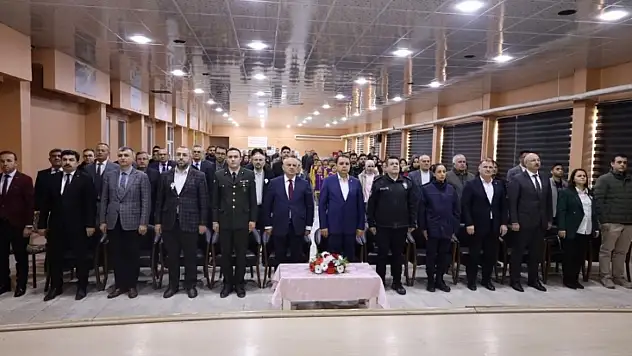 Yahyalı'da İstiklal Marşı için anlamlı program: Protokol öğrencileri ayakta alkışladı