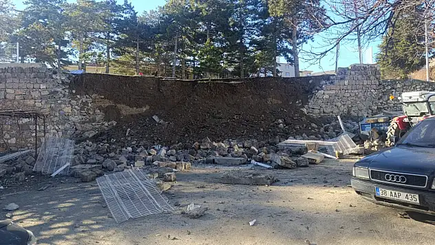 Yahyalı'da istinat duvarı çöktü!