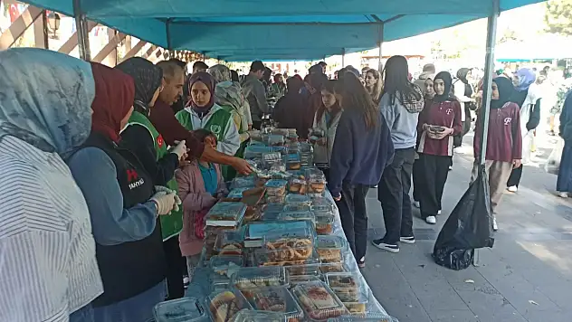 Yahyalı'da iyilik için kurulan kermese yoğun ilgi