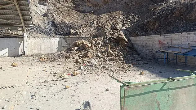 Yahyalı'da kapalı pazar yerinde tehlike: Kaya düştü