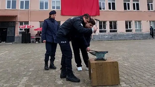 Yahyalı'da Nevruz coşkusu: Ateşten atladılar, demir dövdüler