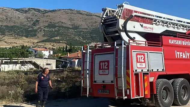 Yahyalı'da ot yangını korkuttu: Alevler evlere ulaşmadan söndürüldü