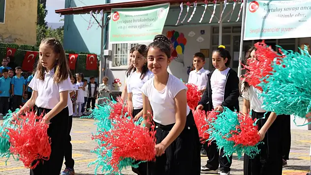 Yahyalı'da yeni eğitim yılı coşkuyla başladı: Minikler sahne aldı