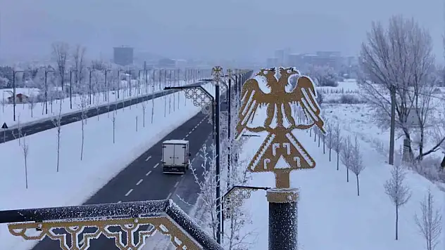 Sivas'ta aydınlatma direkleri dondu