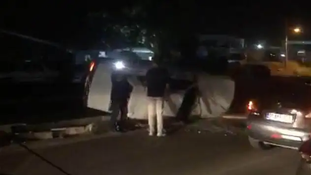 Refüje çarpıp yan yatan otomobilde emniyet kemeri hayat kurtardı