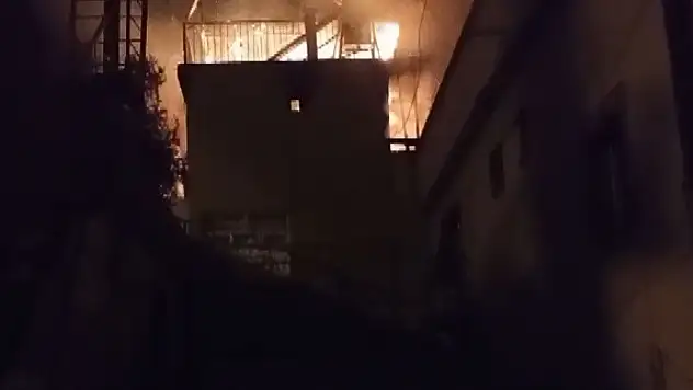 Kozan'da gece yarısı ev alevlere teslim oldu!