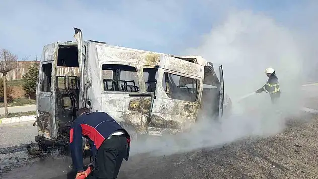 Sivas'ta servis minibüsü alev alev yandı: Araç kullanılamaz hale geldi