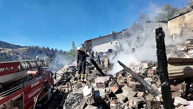 Sobadan Çıkan Yangın Evi Yıktı, İşitme Engelli Kardeşler Kayboldu