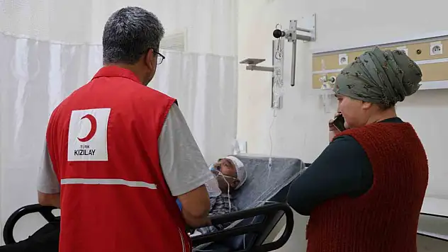 Yanan evdeki ağabey camdan atlayarak kurtuldu