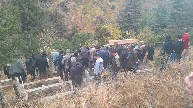 Yangında ölen yaşlı iki kardeşin cenazesi tek tabutla getirildi