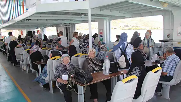 Fatma Şahin'den yaşlılara sürpriz: Feribotla tarihe ve doğaya yolculuk