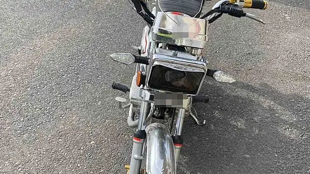 Yatarak motosiklet süren sürücünün ehliyeti iptal edildi!