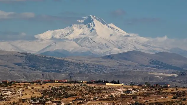 Yaz geldi ama Erciyes'te kış bitmedi! Zirvedeki kar kalınlığı şaşırttı