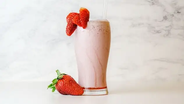 Yazın en serinletici pratik tarifi: Çilekli frappe