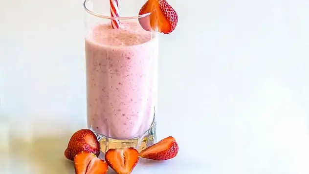 Yazın en tatlı serinliği: Ev yapımı çilekli smoothie!