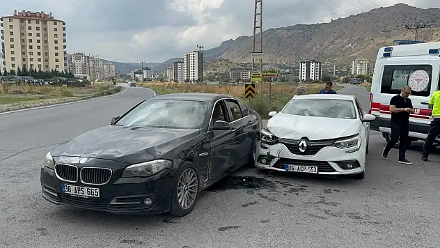 Yeniköy'de trafik kazası: 2 kişi hastaneye kaldırıldı!