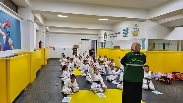 Yeşilay sporcu gençler için 'bağımlılıkla mücadele seminerleri' düzenledi