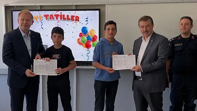 Yeşilhisar'da karne coşkusu: İlçe protokolü öğrencilerin sevincine ortak oldu